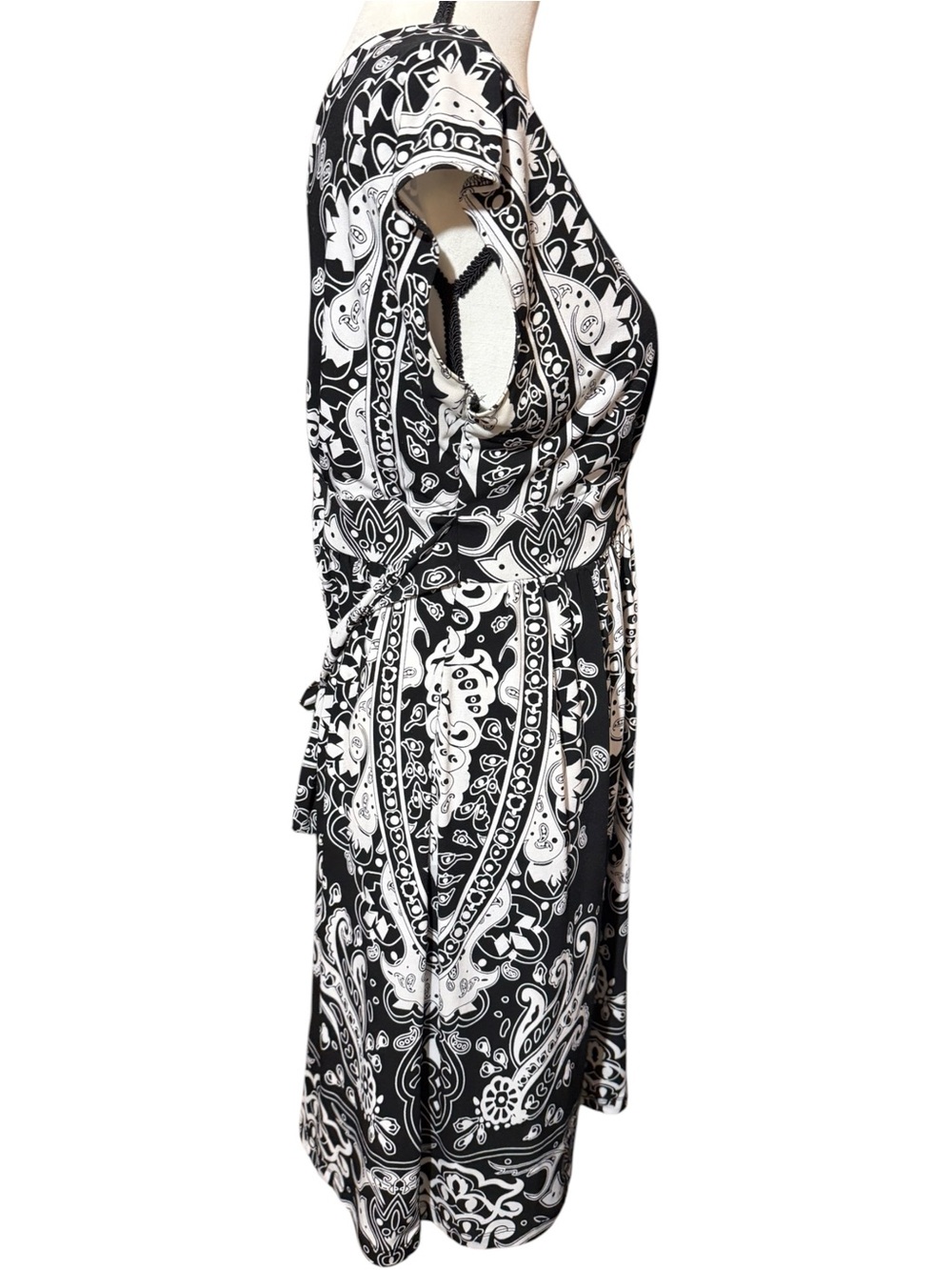 Ice Black & White Paisley V-Neck Cap Sleeve Dress, size 8 - Picture 4 of 10
